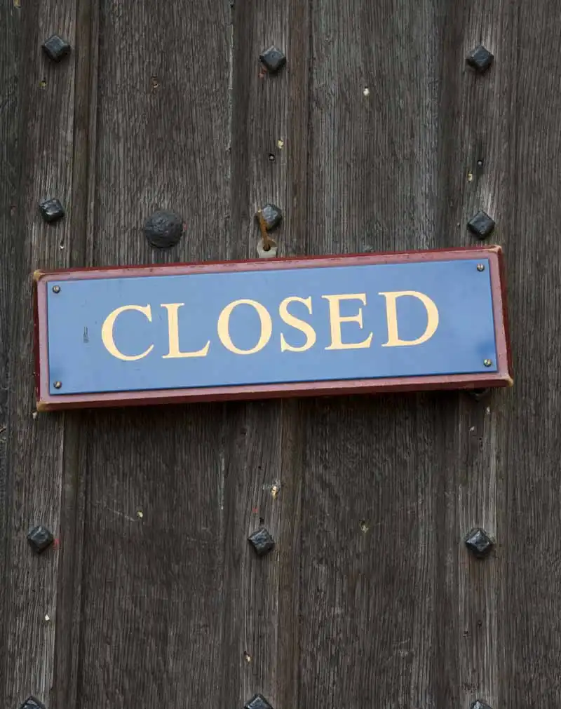 Ahşap kapıda 'Closed' (kapalı) tabelası — kapalı kızlık zarını simgeleyen görsel