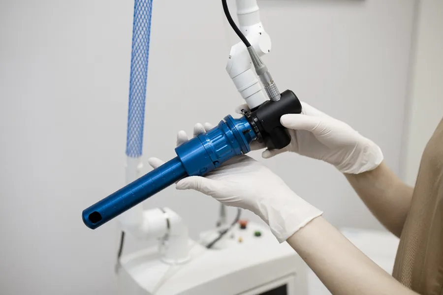 Fraksiyonel CO2 lazer cihazı ve uygulama başlığı